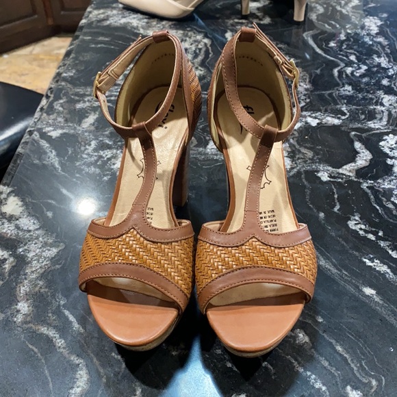 Women’s brown heels size 9 - Picture 2 of 3